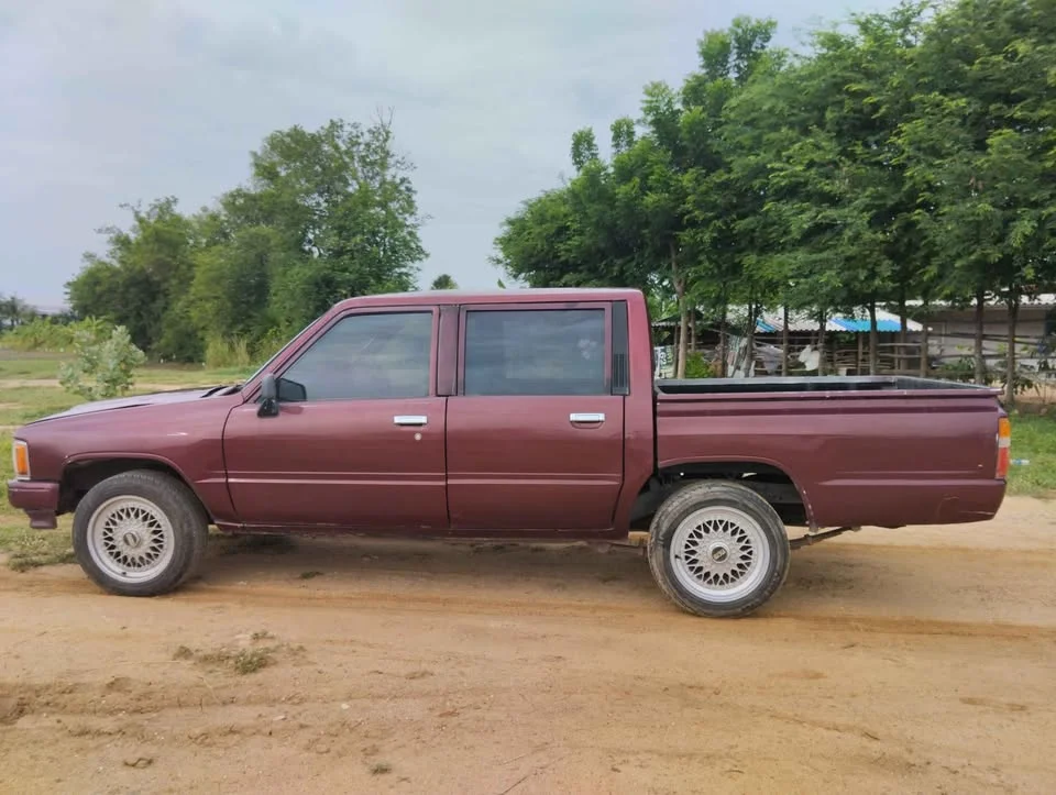 1986 Toyota Hilux Mighty-X V 2