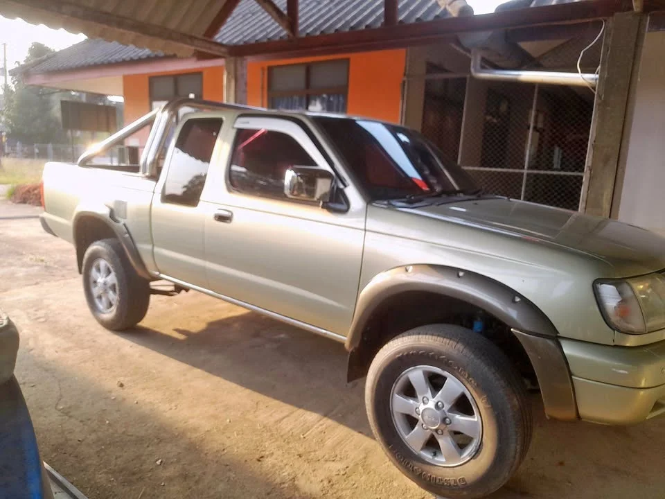 2001 Nissan Frontier I 3