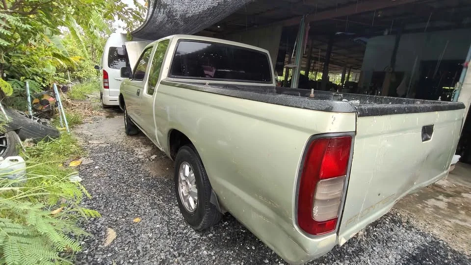 2004 Nissan Frontier I 2