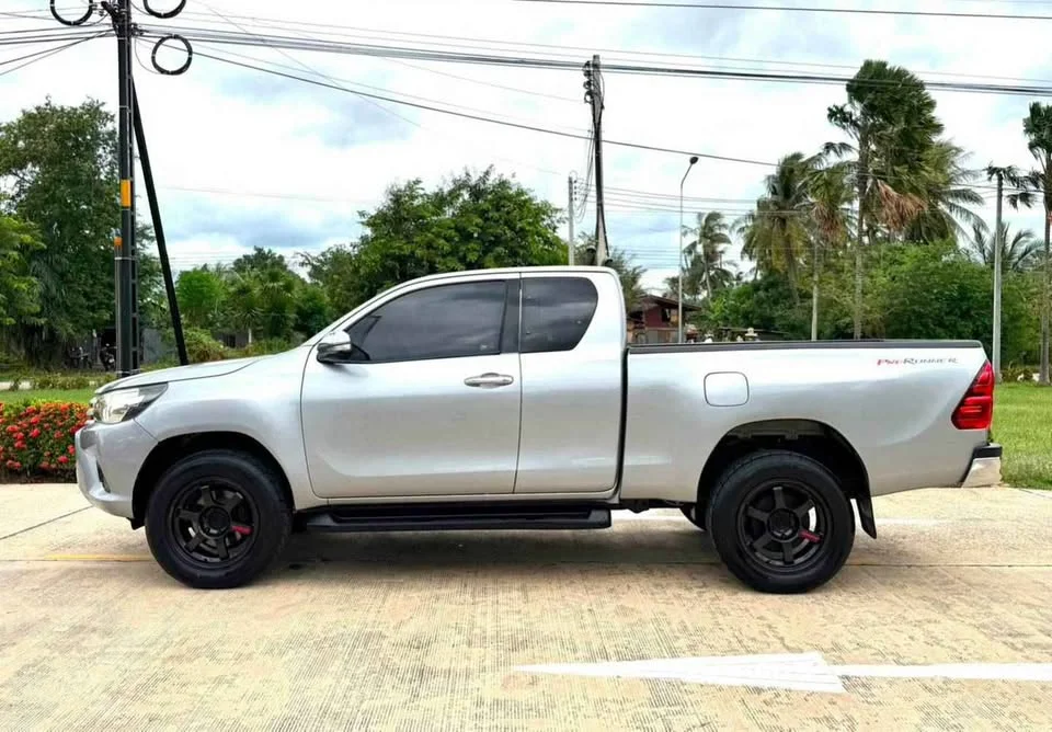2016 Toyota Hilux VIII 2