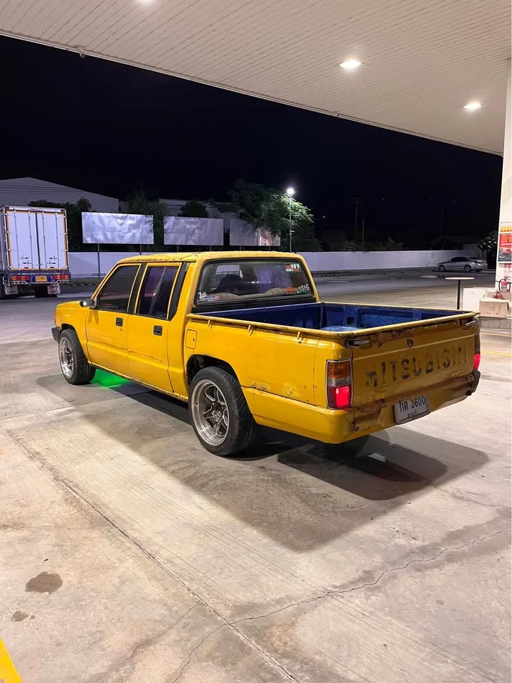 1990 Mitsubishi Triton II 2