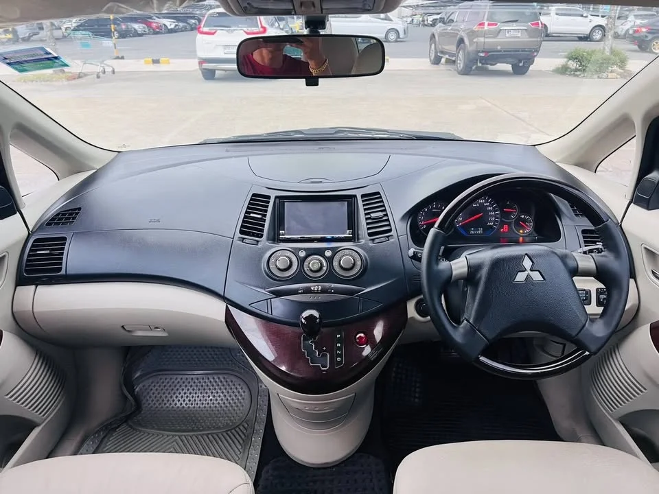 2008 Mitsubishi Space Wagon IV 2