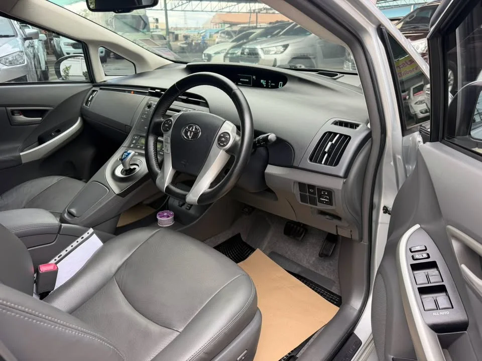 2011 Toyota Prius III 2