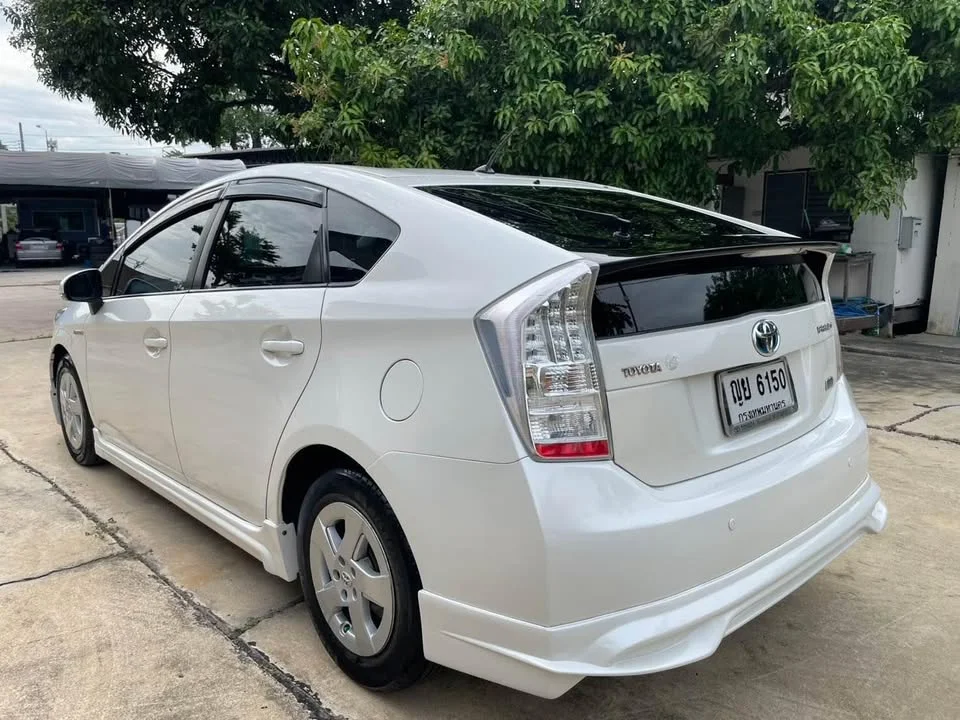 2011 Toyota Prius III 3