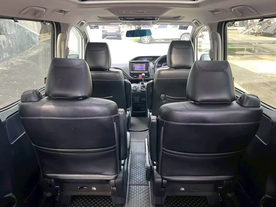 2014 Toyota Voxy III 3