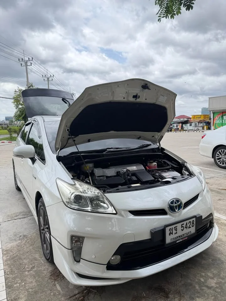 2015 Toyota Prius III 2