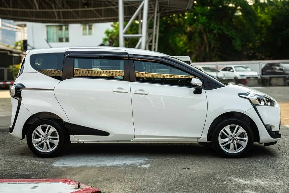2018 Toyota Sienta II 2