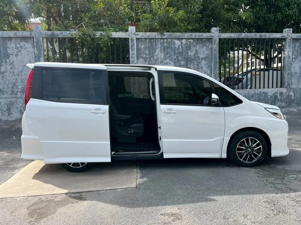2014 Toyota Voxy III 2