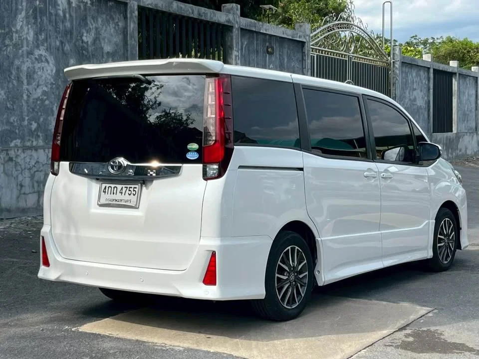 2014 Toyota Voxy III 3