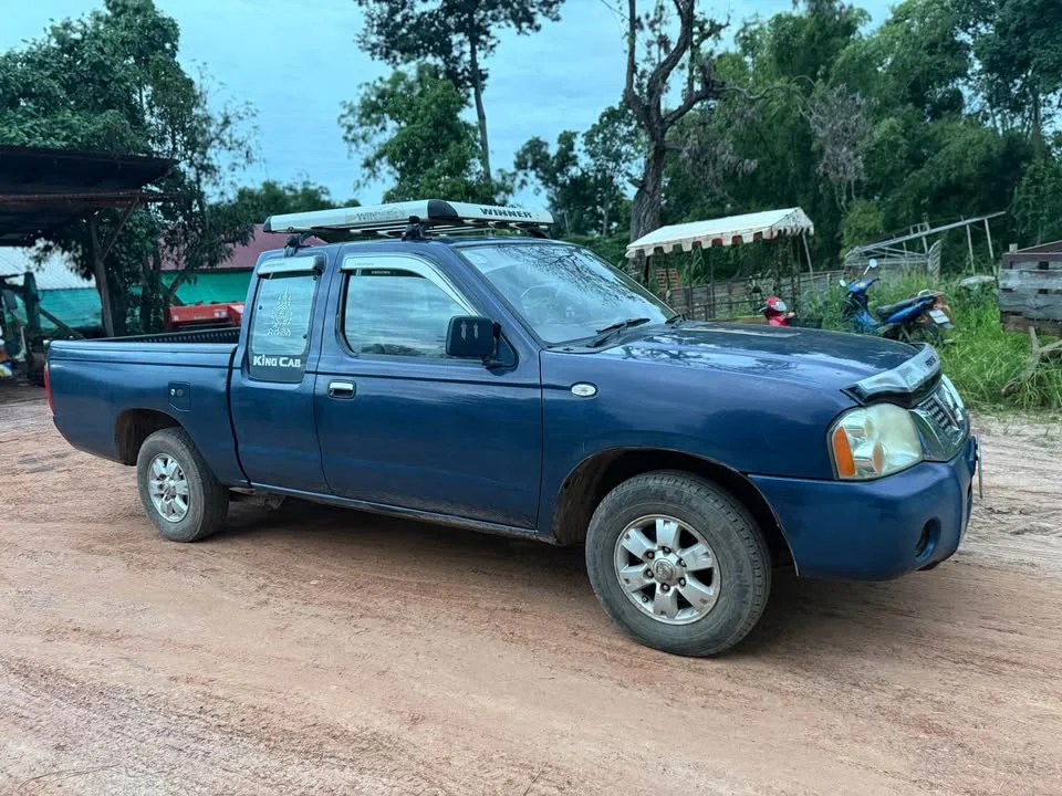 2004 Nissan Frontier I 3