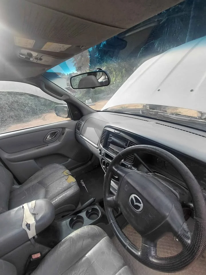 2004 Mazda Tribute I 3