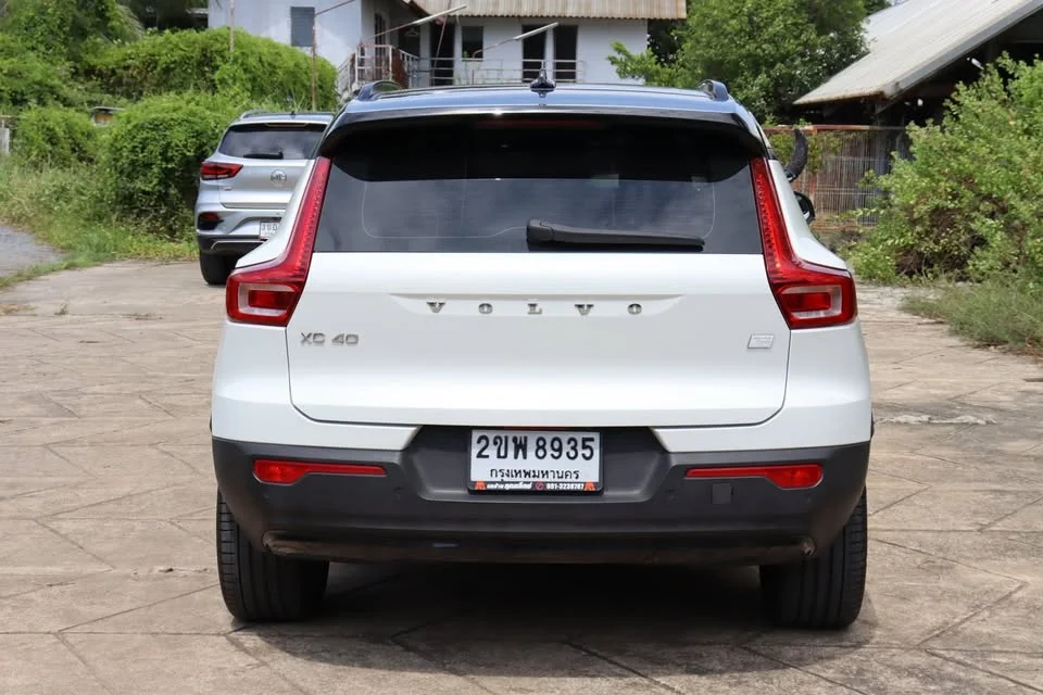 2021 Volvo XC40 2