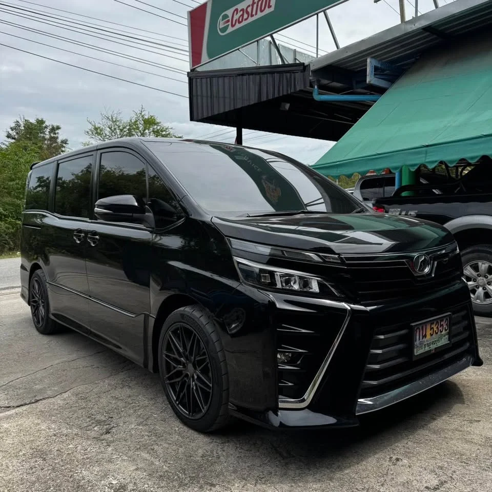 2017 Toyota Voxy III 3