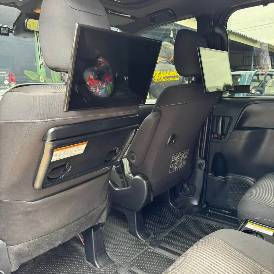 2017 Toyota Voxy III 2