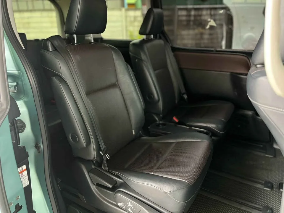 2015 Toyota Voxy III 2