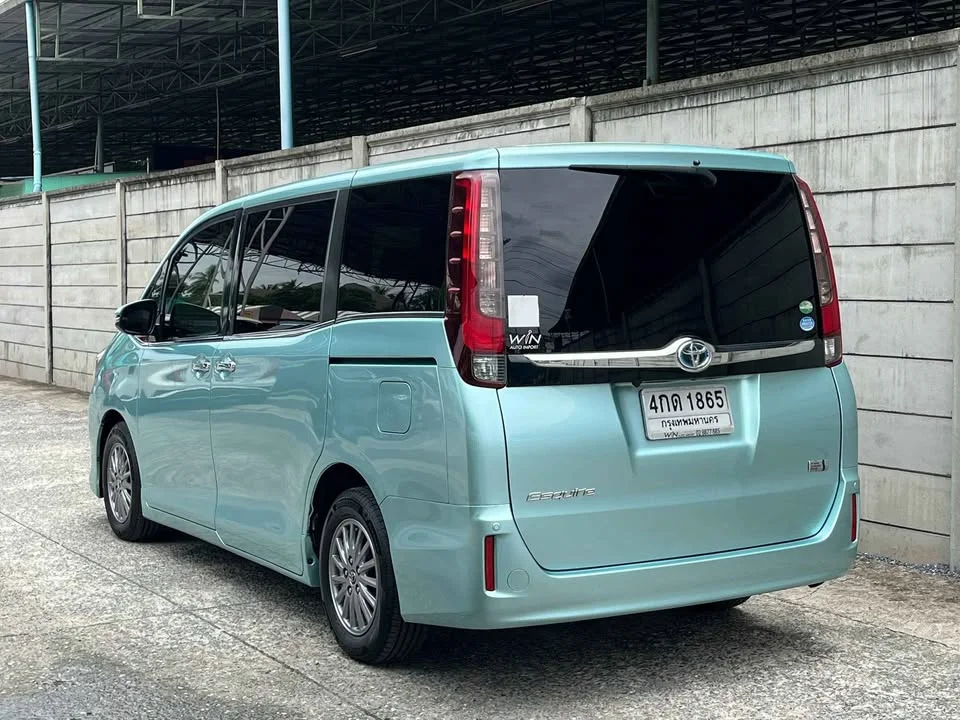 2015 Toyota Voxy III 3