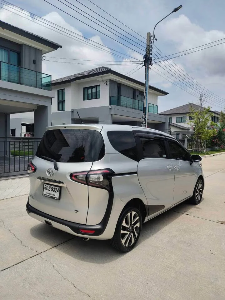 2017 Toyota Sienta II 2