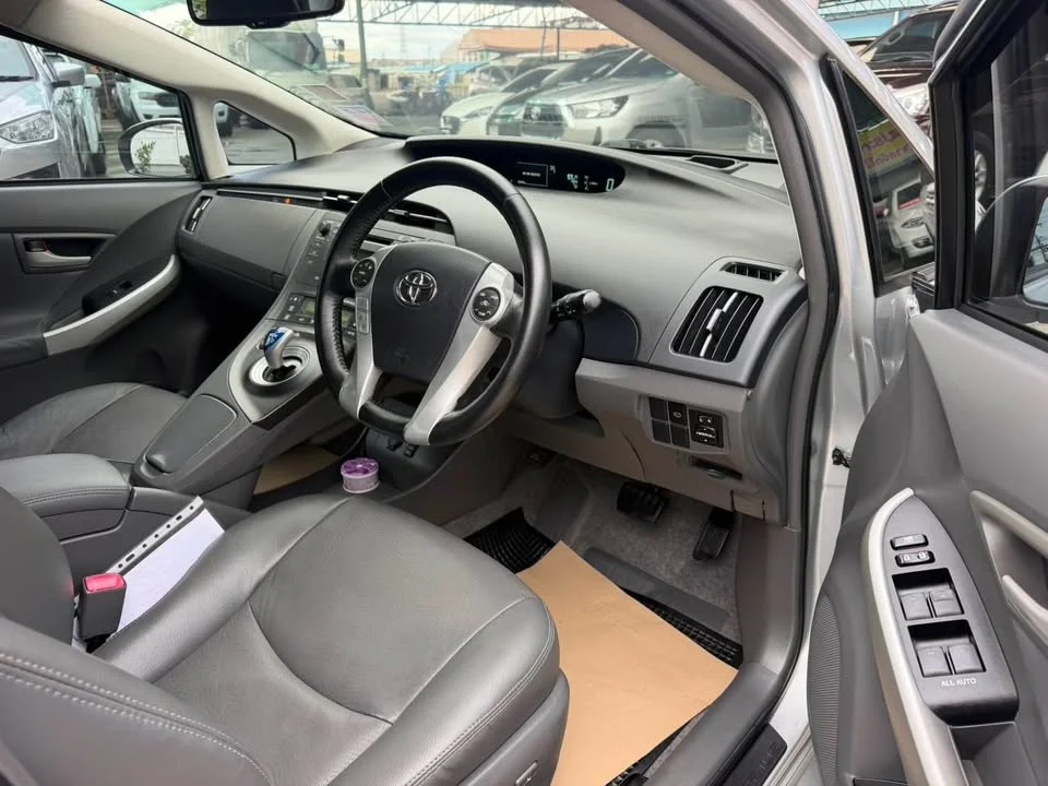 2011 Toyota Prius III 3