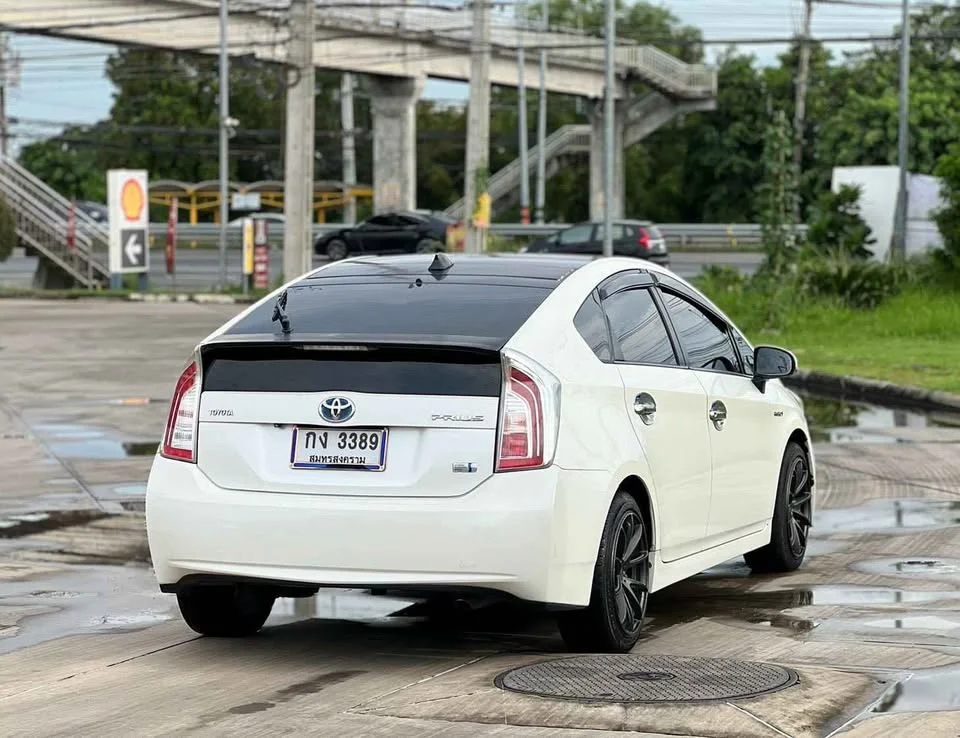 2012 Toyota Prius III 3