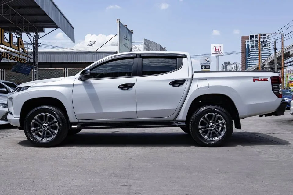 2023 Mitsubishi Triton V 2