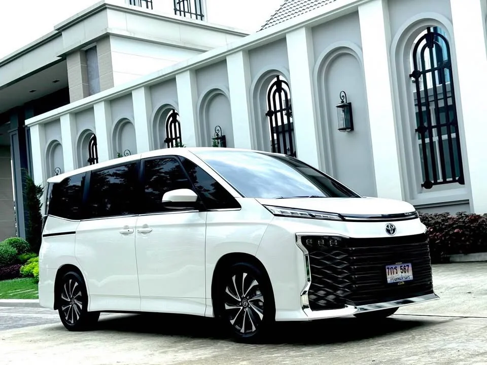2024 Toyota Voxy IV 3
