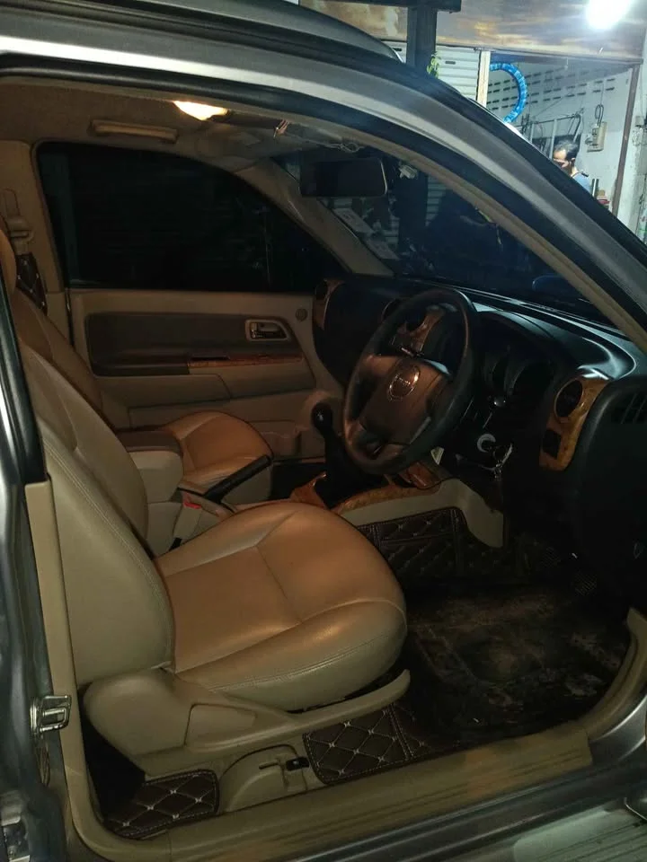 2009 Isuzu MU-7 3