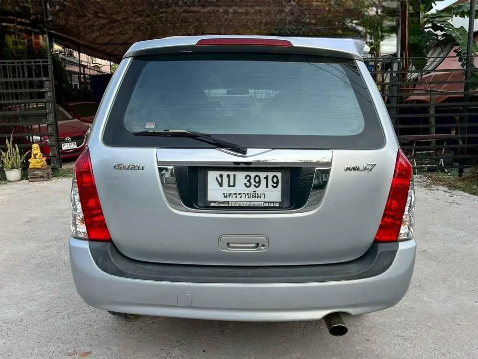 2012 Isuzu MU-7 3