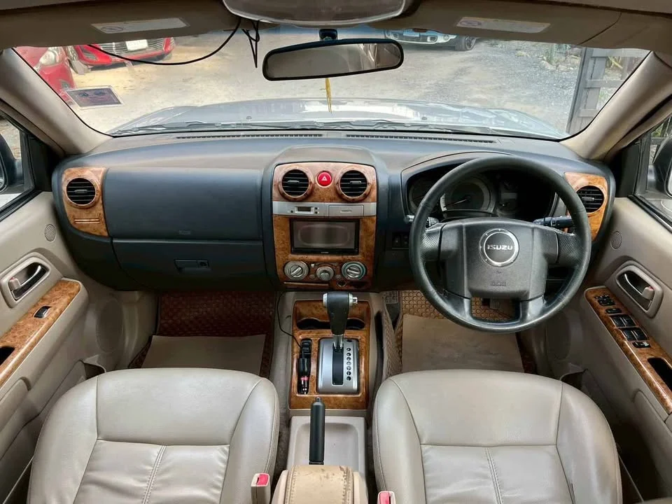 2012 Isuzu MU-7 2