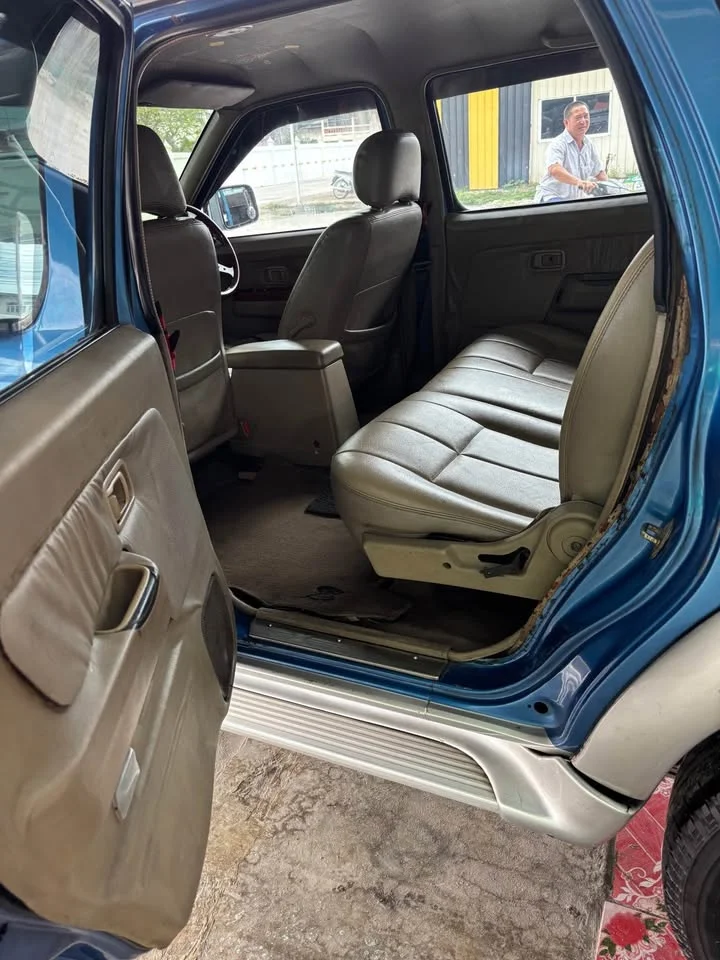 2001 Nissan Frontier I 2