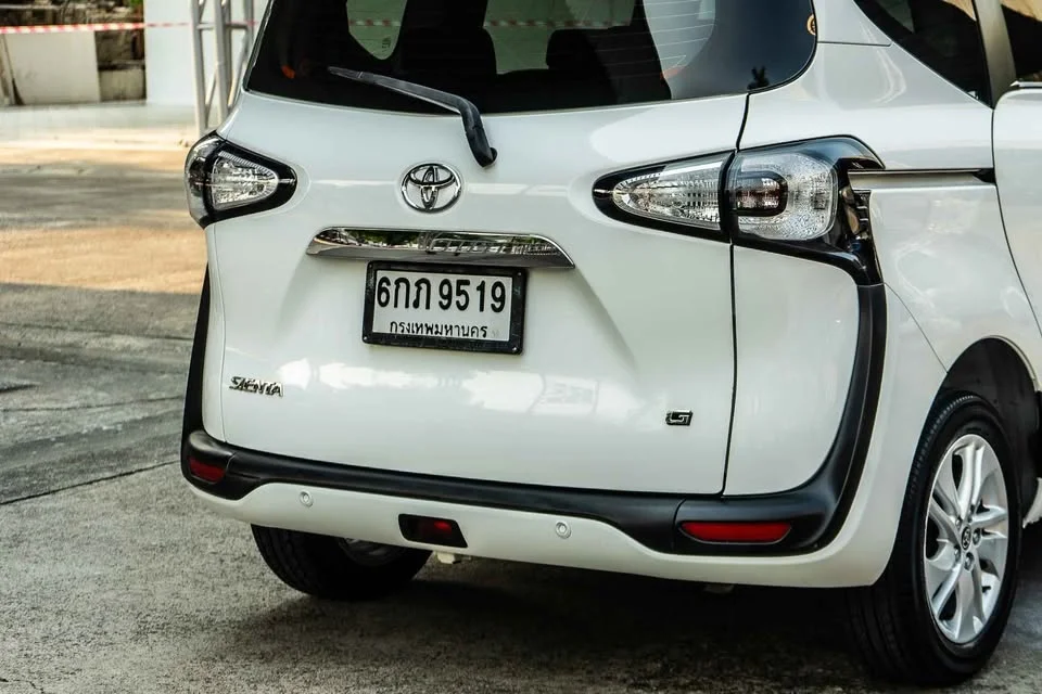 2018 Toyota Sienta II 2