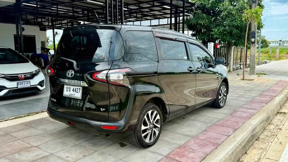 2017 Toyota Sienta II 2