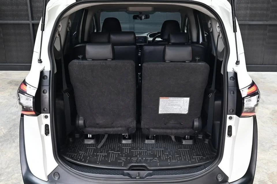 2017 Toyota Sienta II 2