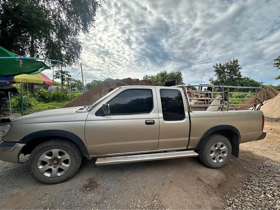 2000 Nissan Frontier I 2