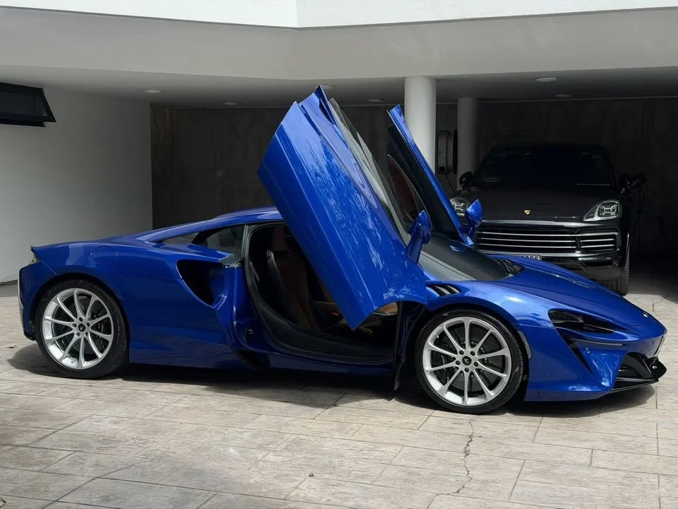 2023 McLaren Artura 3