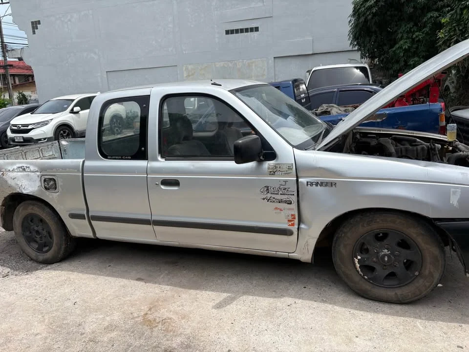 2000 Mazda 2500 Fighter V 3
