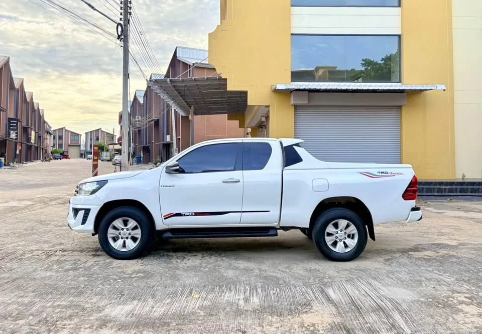 2016 Toyota Hilux VIII 2