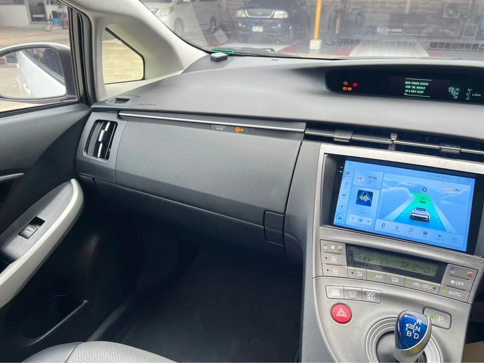 2014 Toyota Prius III 2