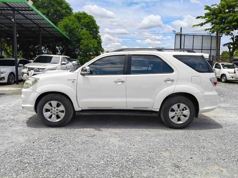 2010 Toyota Fortuner I 3