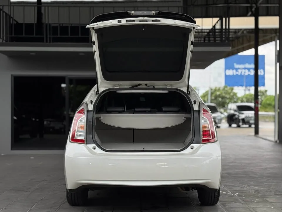 2013 Toyota Prius III 3
