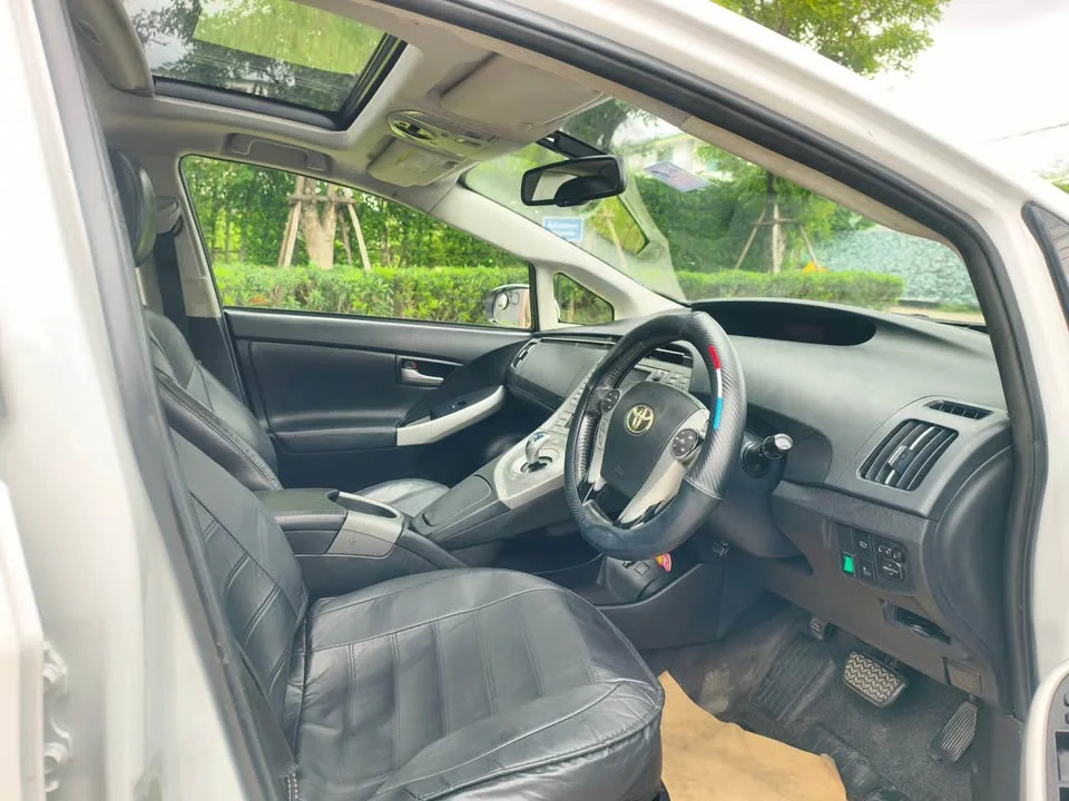 2013 Toyota Prius III 2