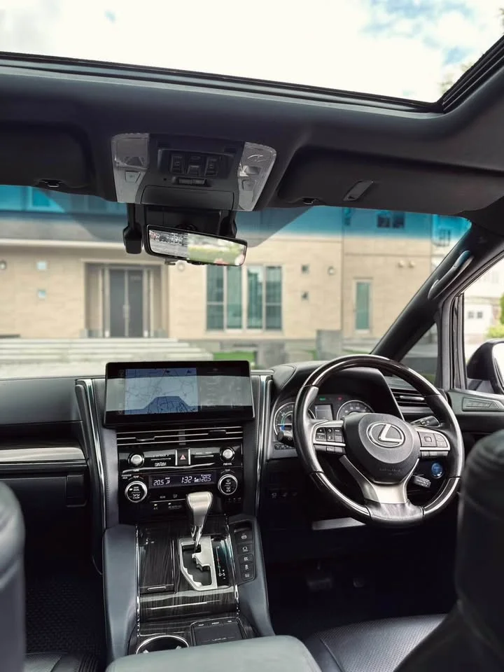 2022 Lexus LM I 2