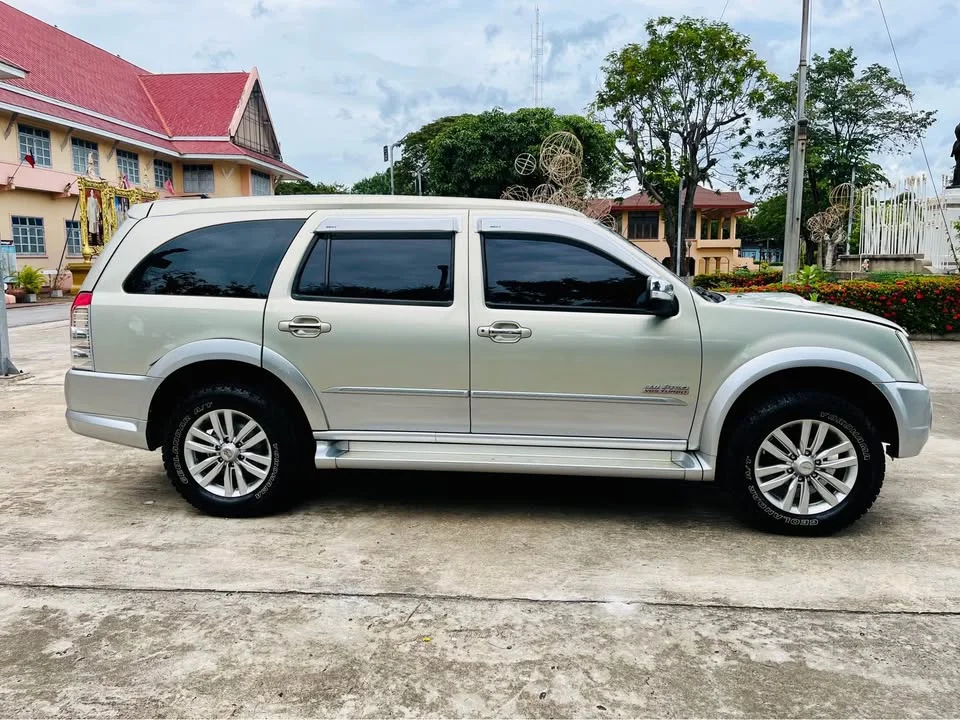 2009 Isuzu MU-7 3