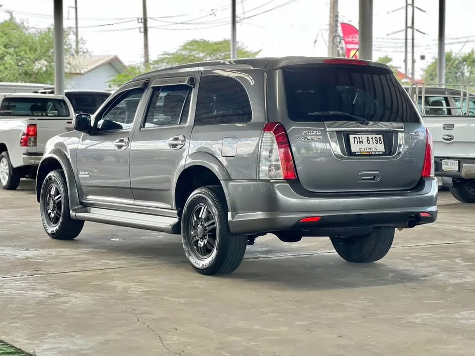 2010 Isuzu MU-7 3