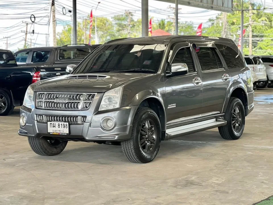 2010 Isuzu MU-7 2