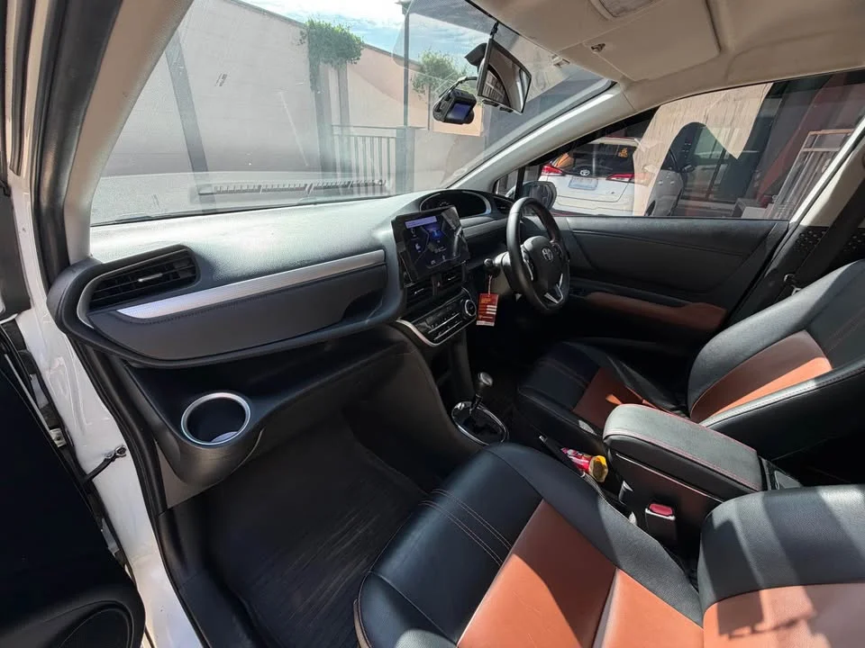 2017 Toyota Sienta II 2