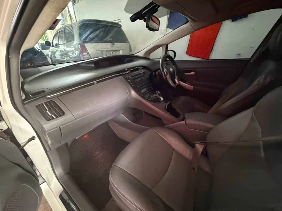 2011 Toyota Prius III 3
