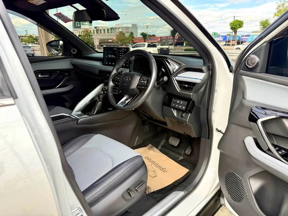 2024 Toyota Yaris Cross AC200 2