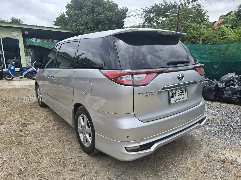 2011 Toyota Estima III 2