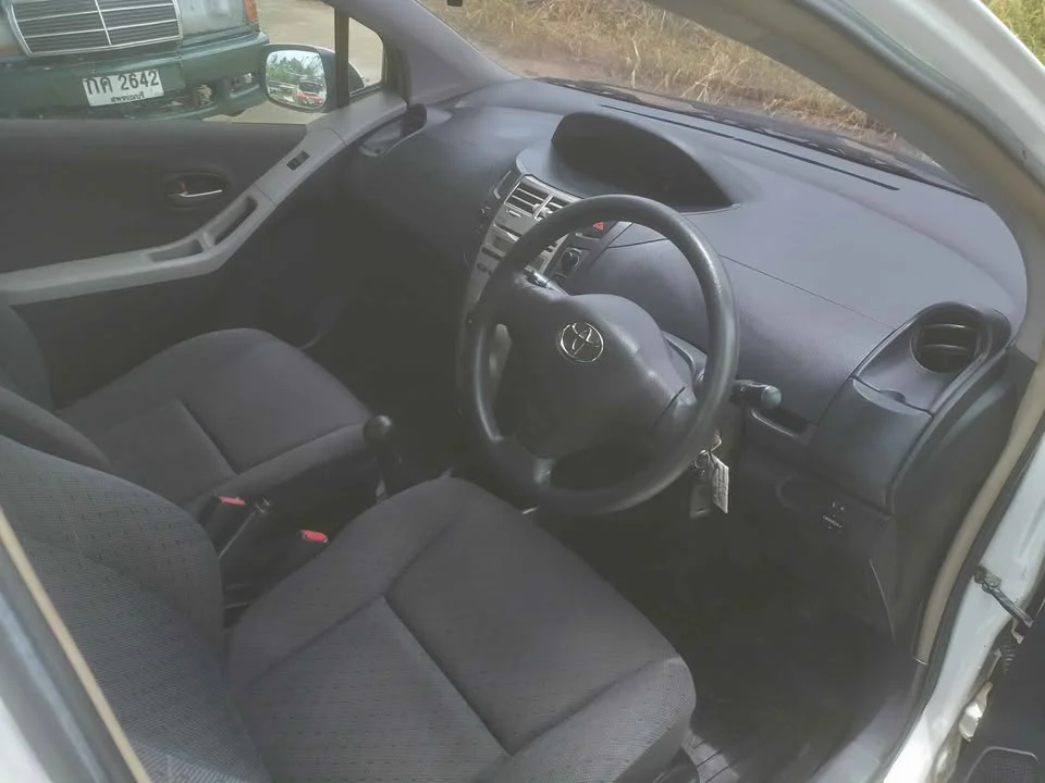 2010 Toyota Yaris II 2