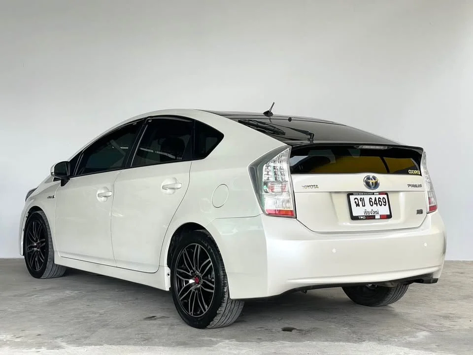 2011 Toyota Prius III 3
